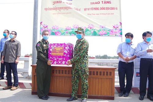 Đồng Tháp trao tặng vật tư y tế hỗ trợ tỉnh PrâyVeng chống dịch Covid-19