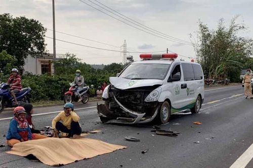Va chạm với xe chở quan tài, 1 người tử vong