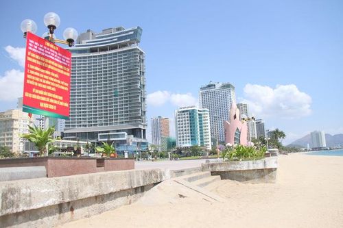 Tiếp tục tạm dừng hoạt động tắm biển