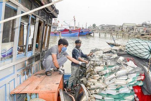 Hai tàu cá bị cháy do chập điện, thiệt hại gần 2 tỉ đồng