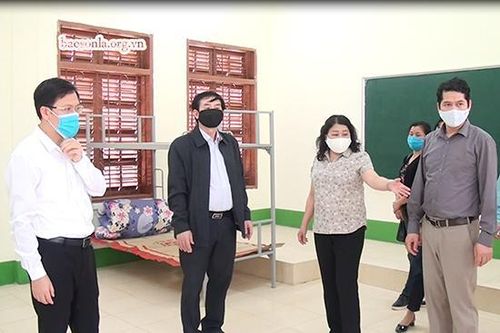 Đồng chí Tráng Thị Xuân, Phó Chủ tịch Thường trực UBND tỉnh kiểm tra công tác phòng, chống dịch COVID-19 tại huyện Quỳnh Nhai