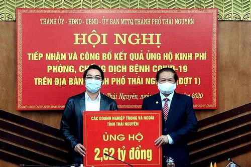 Tiếp nhận kinh phí ủng hộ phòng, chống dịch COVID-19