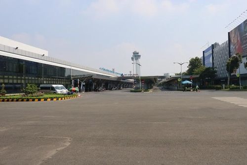Sân bay Tân Sơn Nhất vẫn đìu hiu trong ngày cuối cách ly toàn xã hội