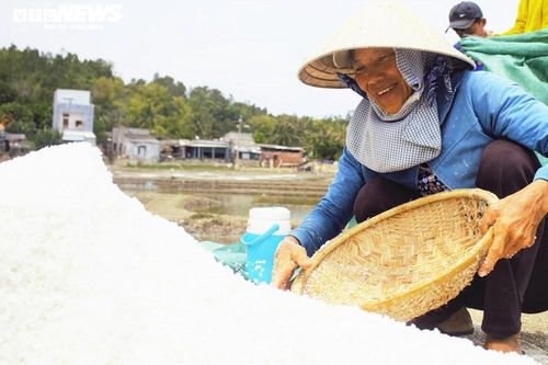 Bán 50kg muối chỉ đủ mua 2kg gạo, diêm dân Sa Huỳnh khóc ròng