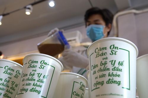 Tặng 10.000 ly cà phê gửi gắm yêu thương tới bác sĩ chống dịch COVID-19