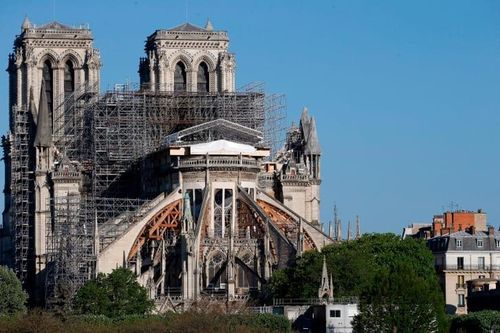 Một năm sau đám cháy, nhà thờ Đức Bà ngừng sửa chữa vì COVID-19