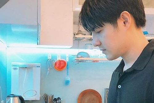 Ở nhà giãn cách xã hội, Ông Cao Thắng được mẹ vợ khen nức nở vì lần đầu vào bếp đã nấu ăn ngon