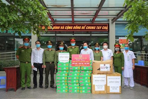 Công an quận Long Biên: Chia sẻ với các bác sỹ và người dân khó khăn trong mùa dịch Covid-19