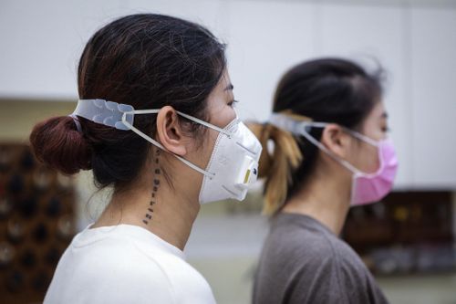 Xưởng sản xuất hàng nghìn chiếc 'tai giả' tặng y bác sĩ