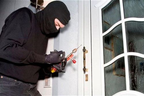 Người giúp việc mở cửa cho kẻ lạ vào nhà, gia chủ 'bốc hơi' hơn nửa tỷ