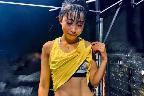 Hot girl taekwondo luyện võ tại nhà, giữ cơ bụng và thân hình săn chắc