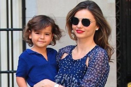 Con trai Miranda Kerr tự lập từ bé, bán nước chanh kiếm tiền