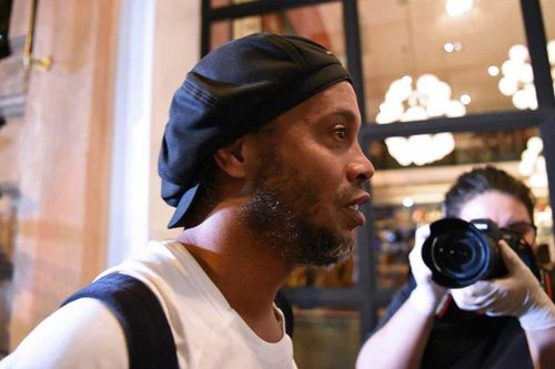 Ronaldinho đòi chơi bóng khi bị quản thúc tại khách sạn