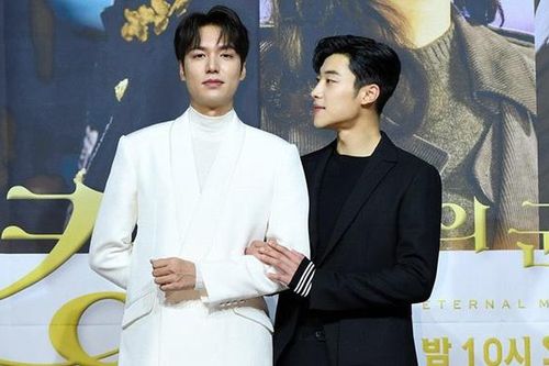 Lee Min Ho thân mật với nam phụ trước ống kính