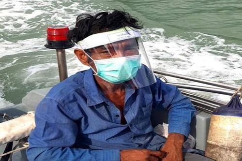 Cố bơi từ Malaysia về Thái Lan, người đàn ông suýt chết và bị phạt