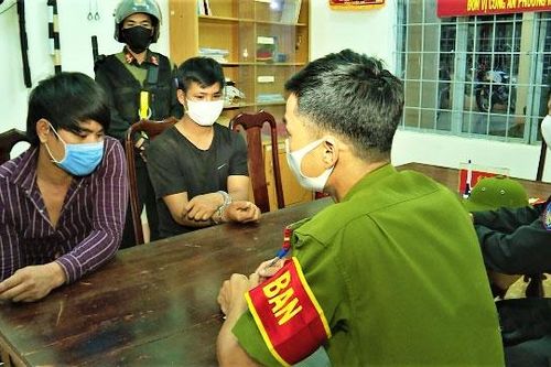 Không đeo khẩu trang, hành hung lực lượng công an