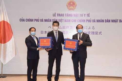 Trao vật tư y tế tặng các nước Nga, Nhật Bản, Hoa Kỳ