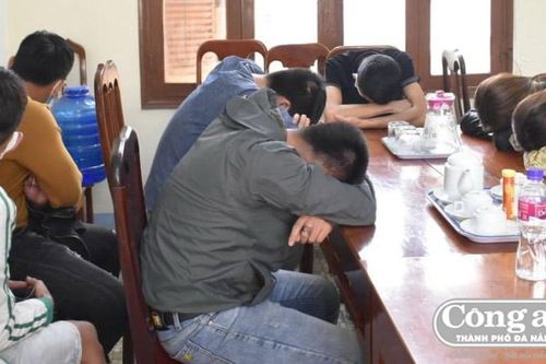 'Hốt' 2 nhóm con nghiện
