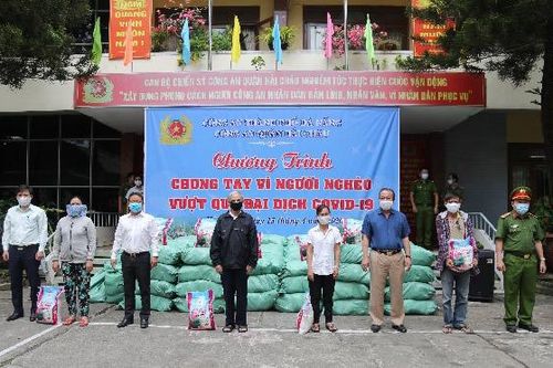 Ủng hộ người nghèo hàng chục tấn gạo