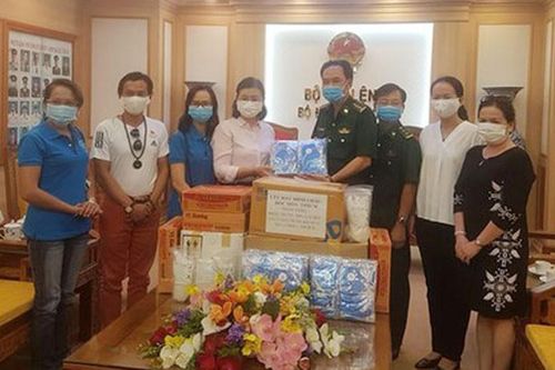 Bộ đội biên phòng tiếp nhận ủng hộ trang thiết bị y tế phòng, chống dịch Covid-19