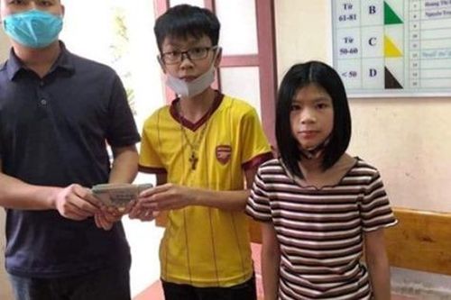 Bộ trưởng Bộ GD&ĐT khen thưởng học sinh trả lại 50 triệu đồng cho người đánh rơi
