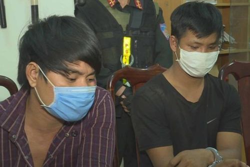 'Kẹp ba', không đeo khẩu trang còn đánh cảnh sát cơ động