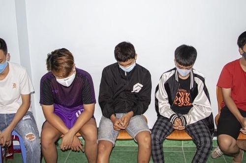 Nhóm học sinh chặn xe, chém người trọng thương