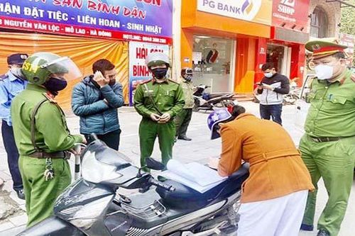 Công an quận Hà Đông xử phạt nhiều trường hợp vi phạm về phòng chống dịch Covid 19