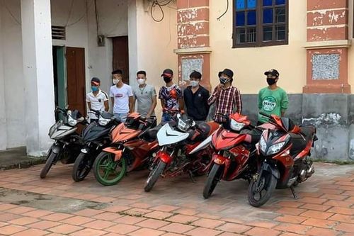 Phạt tiền nhóm thanh niên tụ tập, không đeo khẩu trang giữa mùa dịch