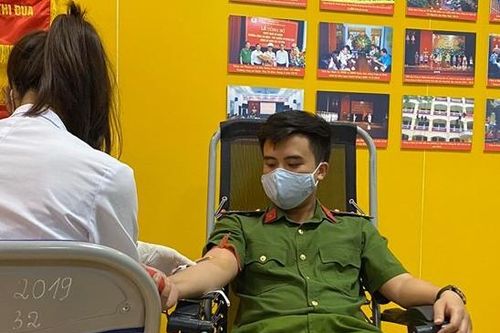 Gần 100 cán bộ chiến sĩ công an nhóm máu A và O tham gia hiến máu tình nguyện