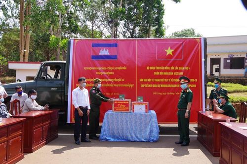 Tặng nhiều vật tư y tế cho tỉnh bạn Campuchia chống COVID-19