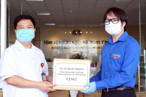 Tặng máy cấp oxy liều cao cho bệnh viện tuyến đầu chống dịch