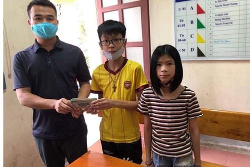 Học sinh trả lại 50 triệu đồng cho người đánh rơi, nhận bằng khen của Bộ trưởng