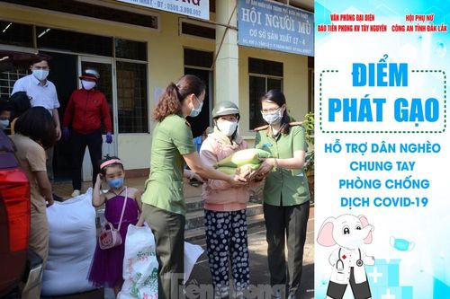 Đắk Lắk: Phát gạo hỗ trợ người khiếm thị chống dịch COVID-19