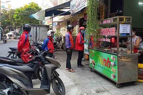 Shipper ở Đà Nẵng đắt khách ngày đầu dỡ 'lệnh cấm' bán qua mạng