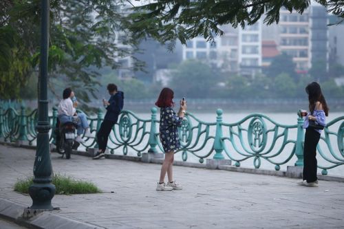 Nhiều người vẫn tập thể dục, tụ tập trên tuyến đường quanh Hồ Tây