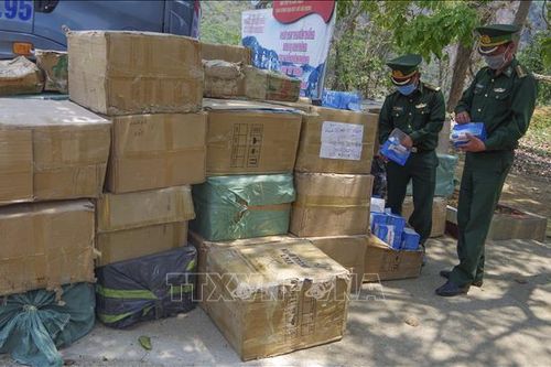 Phát hiện xe đầu kéo vận chuyển khẩu trang không rõ nguồn gốc