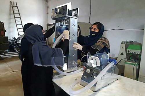 Nhóm nữ sinh Afghanistan chế tạo máy thở từ các bộ phận xe ô tô cũ