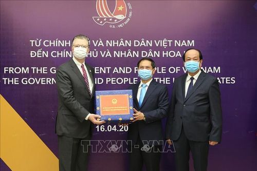 Trao vật tư y tế phòng, chống dịch COVID-19 tặng các nước Nhật Bản, Hoa Kỳ và Nga