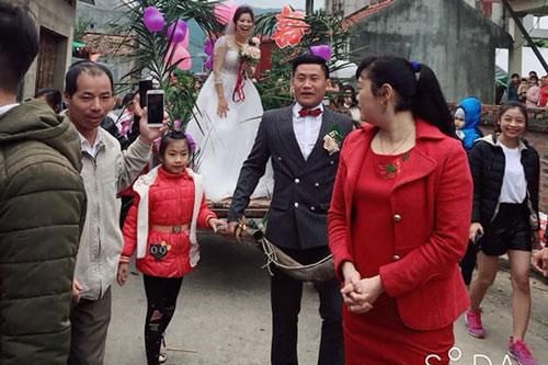 Chú rể rạng rỡ rước cô dâu về dinh nhưng chiếc xe hoa mới khiến dân tình 'phát sốt'