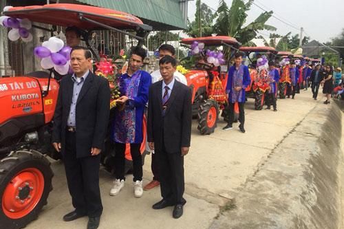 Dàn máy cày 'đi hỏi vợ' độc đáo nhất ở Hải Dương