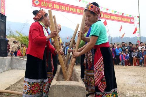 Cận cảnh những chiếc cối giã gạo truyền thống của đồng bào miền Tây xứ Nghệ