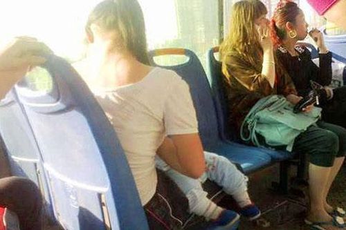 Bị lên án vì vạch áo cho con bú trên xe bus: Mẹ đáp trả thuyết phục khiến người kia xấu hổ cúi đầu