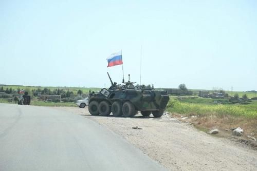 Xe bọc thép Nga chặn đường Quân đội Mỹ tại Đông Bắc Syria