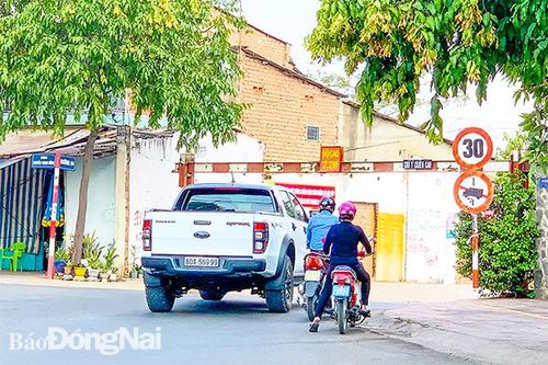 Nhiều barie chắn ở đường hẻm chưa đảm bảo tiêu chuẩn độ cao