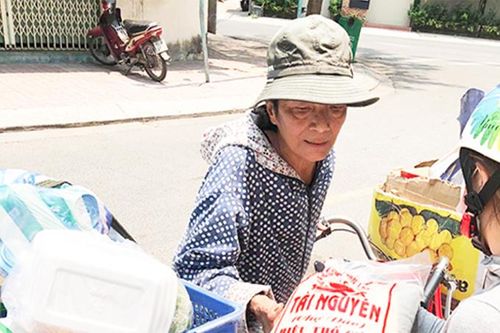 Cúi xuống thật gần!