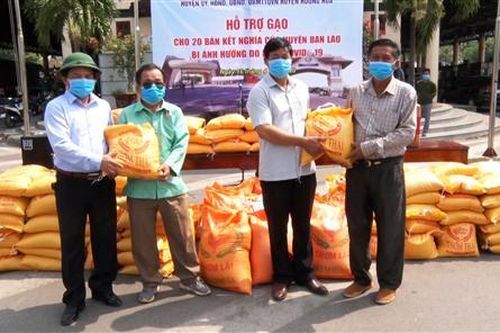 Hướng Hóa: Hỗ trợ 10 tấn gạo cho 20 bản kết nghĩa của nước bạn Lào