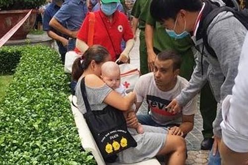 Phá cửa căn hộ cứu 4 người mắc kẹt trong đám cháy