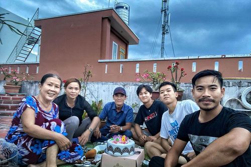Thanh Bình về quê mừng sinh nhật mẹ vợ cũ