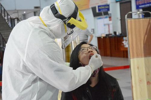 Dấu hiệu ho, đau họng, sốt... đều phải lấy mẫu xét nghiệm